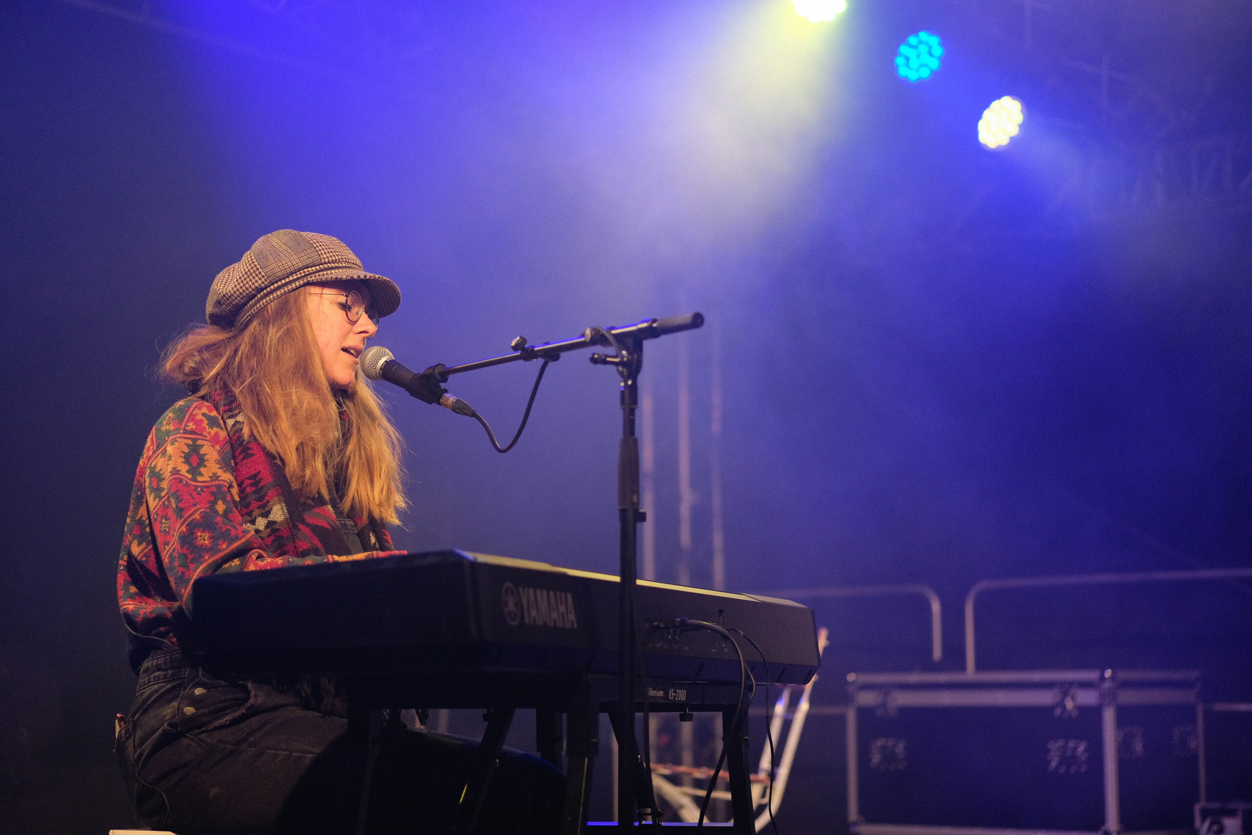 Ronja Künstler live auf der Bühne am Klavier